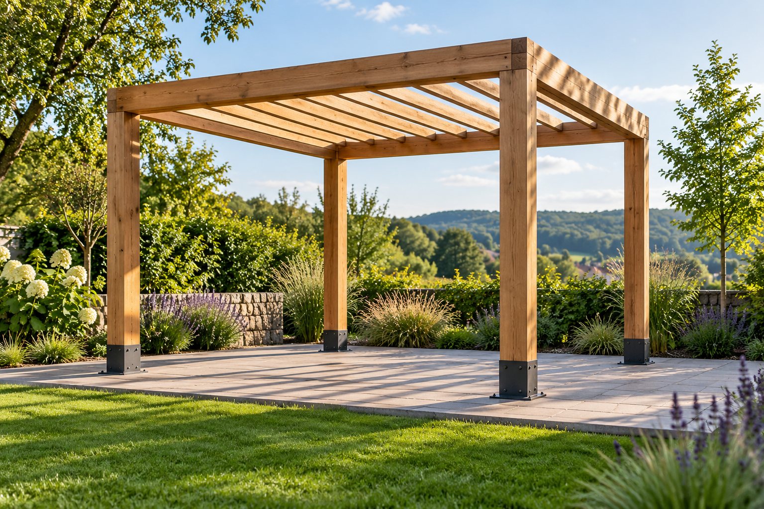 Dřevěná pergola v zahradě – ilustrační obrázek